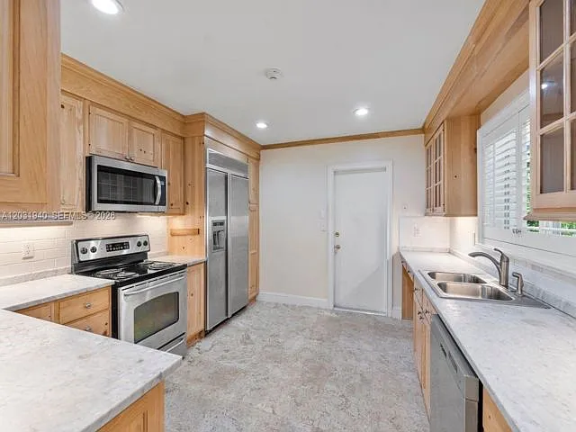 1037 Alfonso Ave — Photo 11