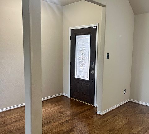 4th image of 924 Lincoln Dr