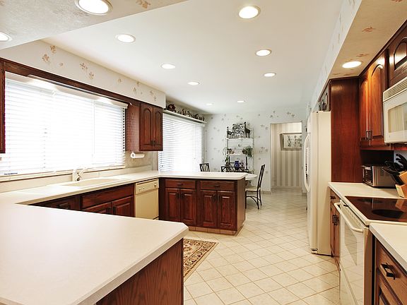 4th image of 335 Basswood Dr