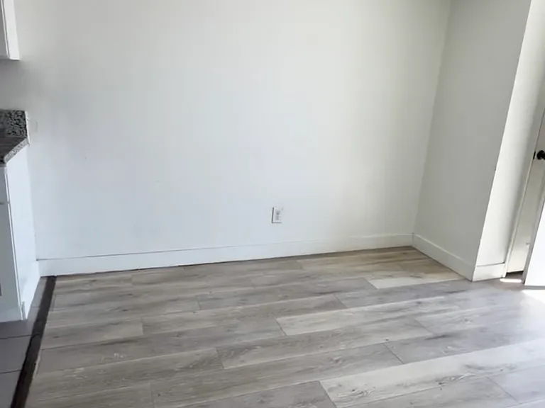 2425 Belmont St — Photo 3