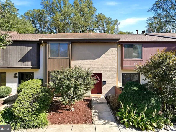 2053 Golf Course Dr, Reston, VA 20191