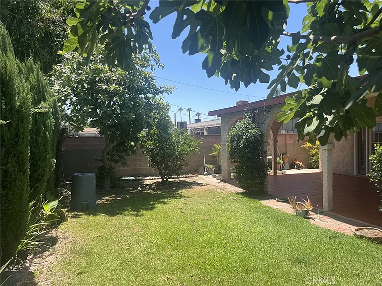 536 Sandsprings Dr — Photo 32