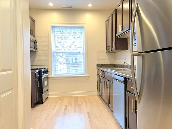 3rd image of 1010 W Sunnyside Ave APT 2