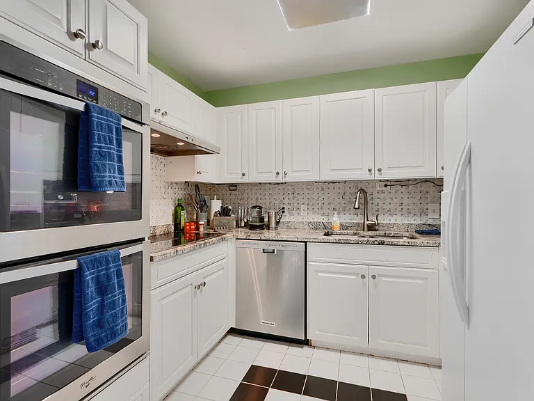 10 E Lee St #706 — Photo 11