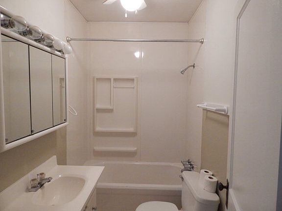 3rd image of 924 W Stuart Dr