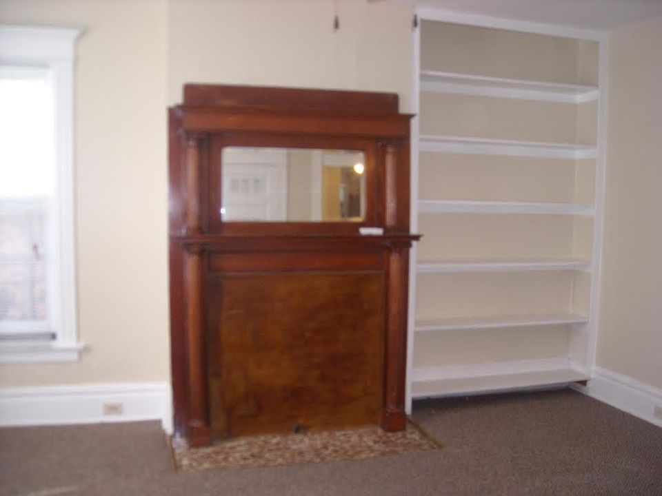 Dining room with 3 windows
