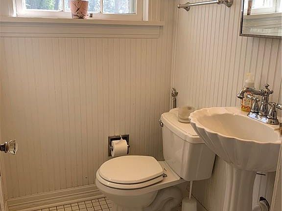 5th image of 614 W Brockett St