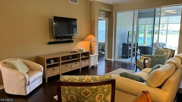 2 bed, 2.0 bath, 1385 sqft, $5,600 — Photo 4