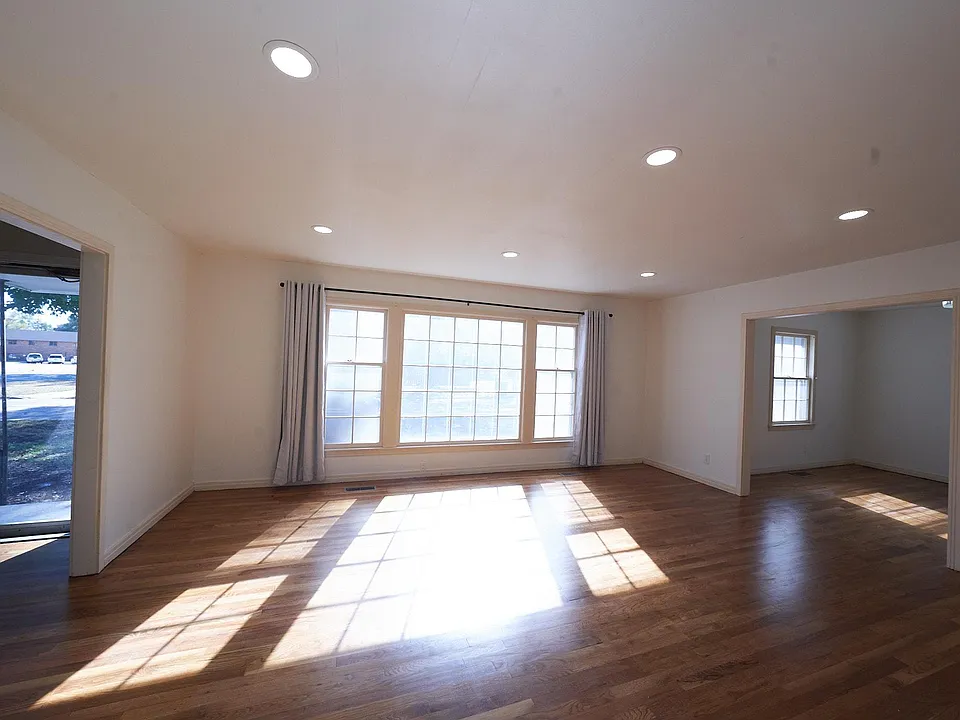 100 W 5th St