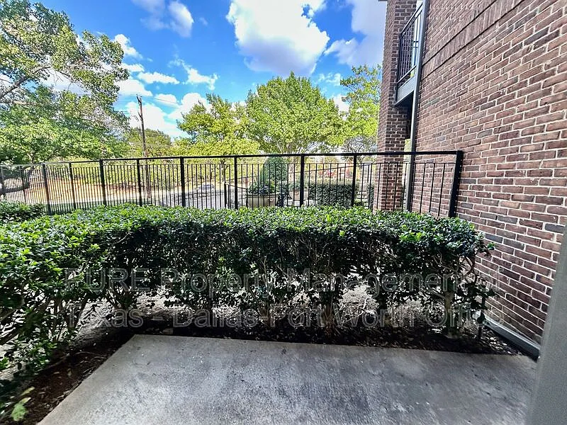 1 bed, 1.0 bath, 690 sqft, $1,200 — Photo 2