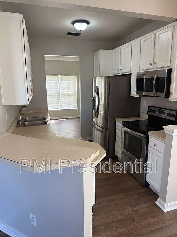 3 bed, 2.5 bath, 1388 sqft, $2,300 — Photo 4