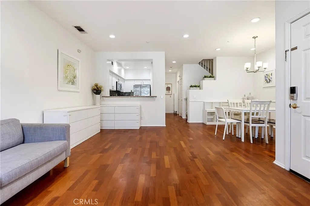 2 bed, 2.5 bath, 1324 sqft, $3,850 — Photo 4
