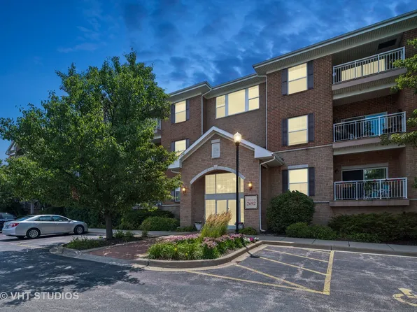 2692 Stone Cir Unit 205, Geneva, IL 60134