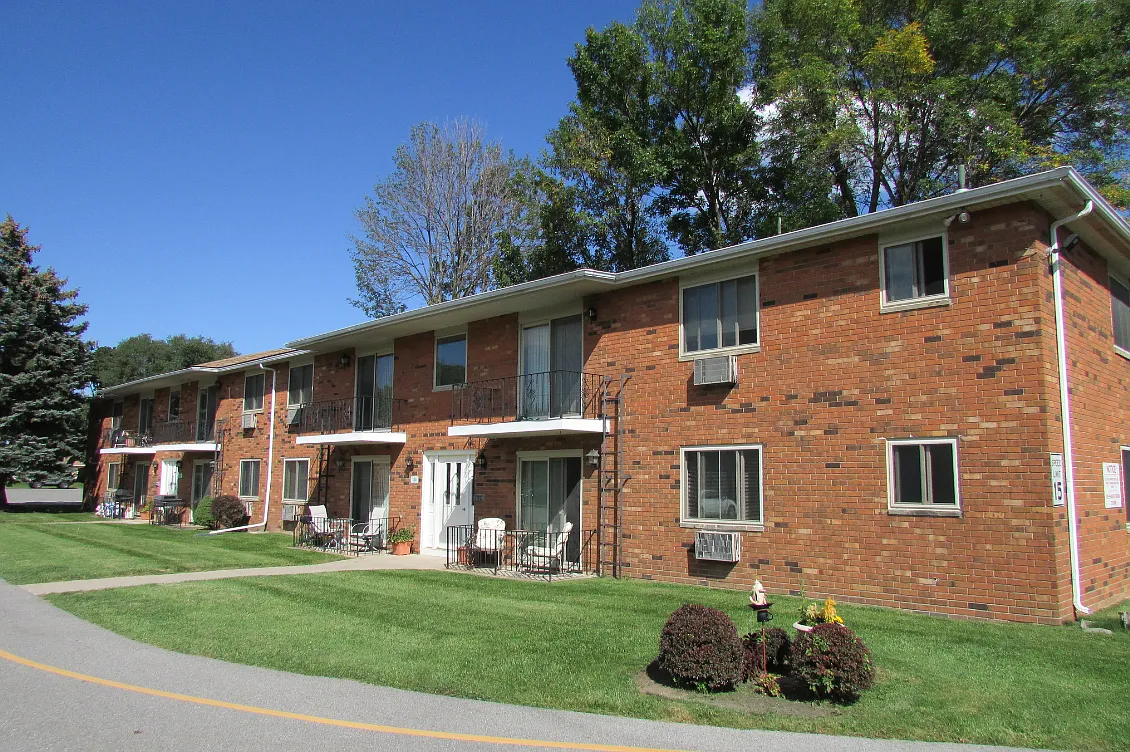 Buffalo Manor — Photo 1