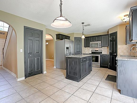 5th image of 31912 Parkdale Dr