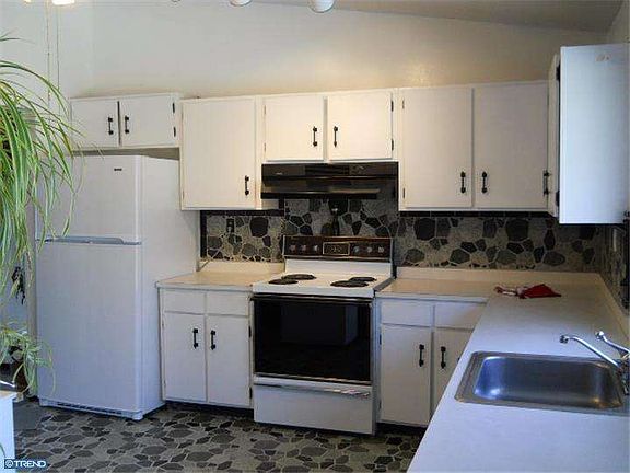 2nd image of 19 Pittman Ln