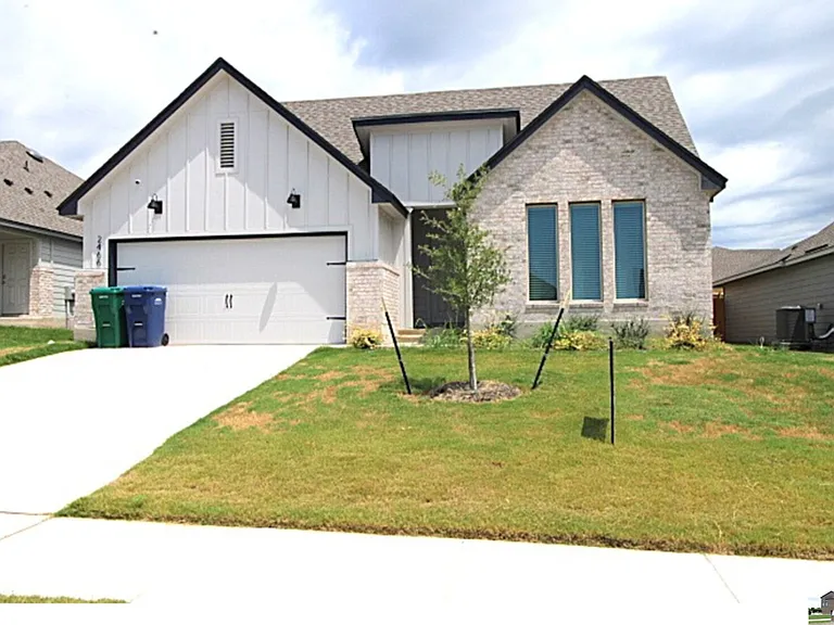 2466 Bee Creek Dr — Photo 3