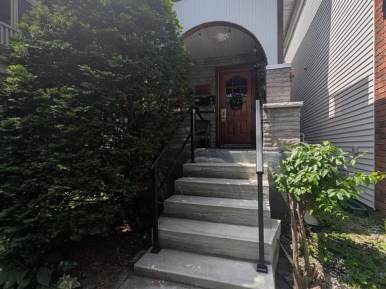 44 Spadina Ave #1 — Photo 1