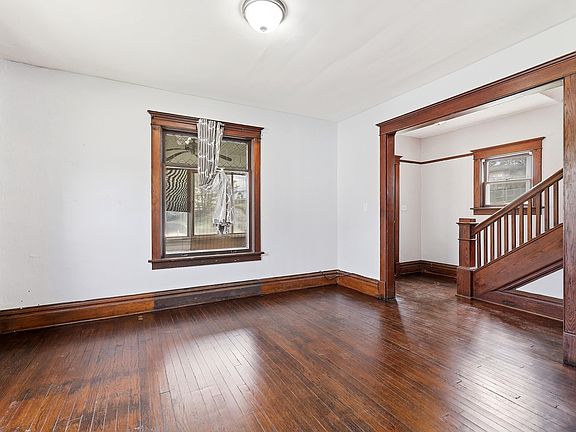 3rd image of 705 W 3rd St