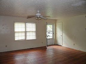 3rd image of 524 Swann Dr