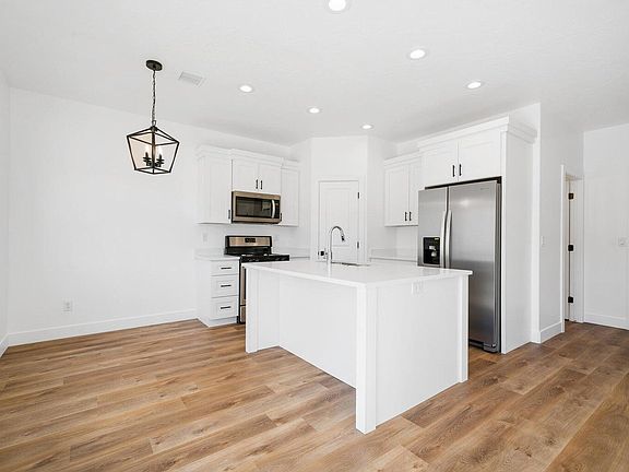 3rd image of 686 N 275 W #3