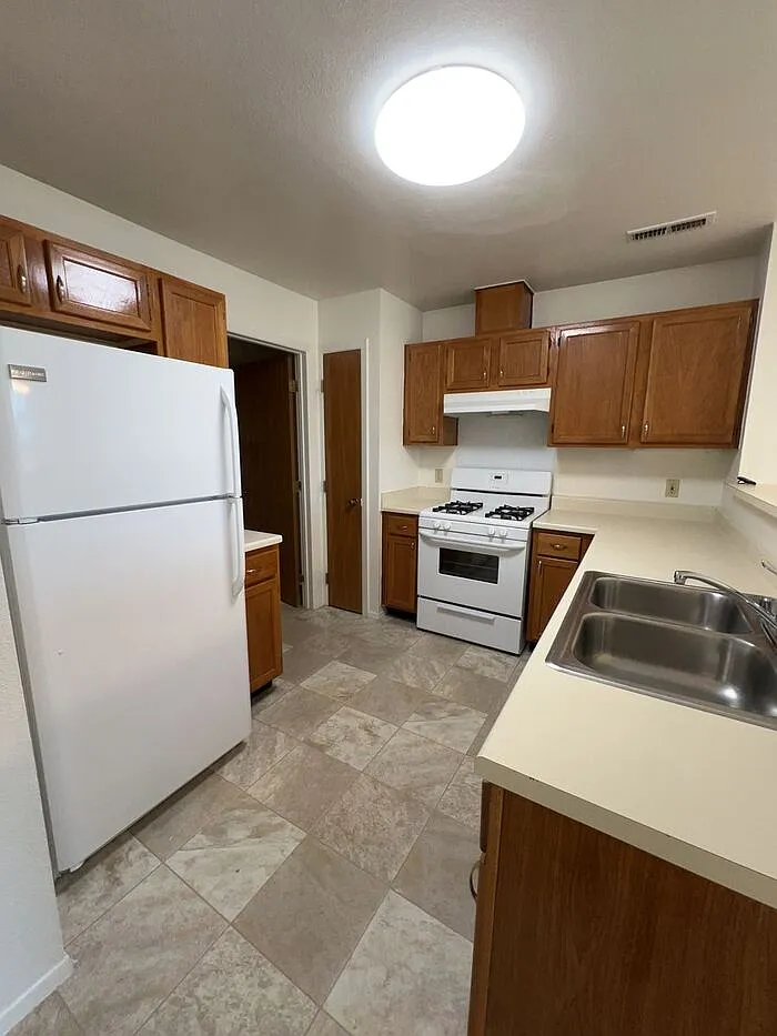 3 bed, 2.5 bath, 1328 sqft, $1,691 — Photo 4