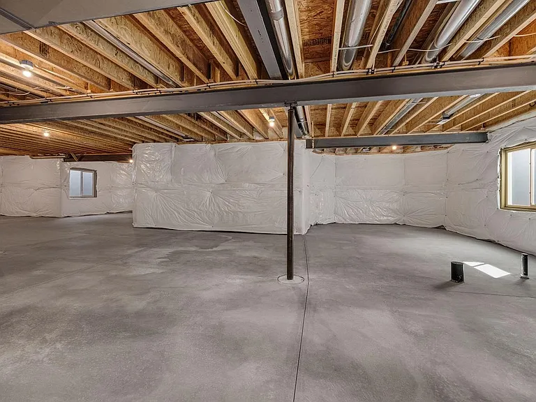 Full, unfinished basement