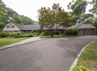 135 Foxhunt Cres, Syosset, NY 11791