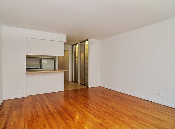4th image of 455 W Saint James Pl APT 404