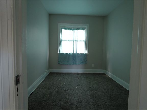 4th image of 18 S Abington Ave