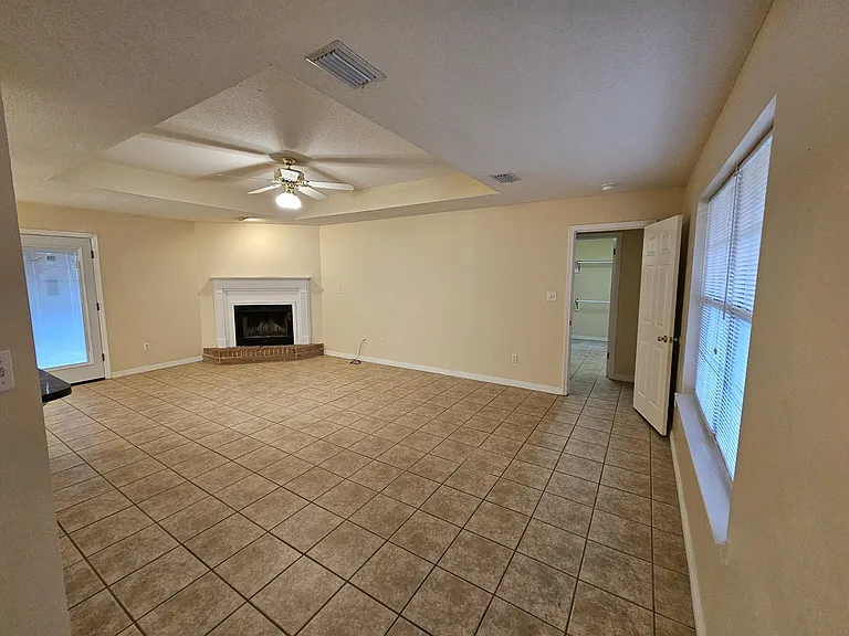 9425 Victoria Ln — Photo 4