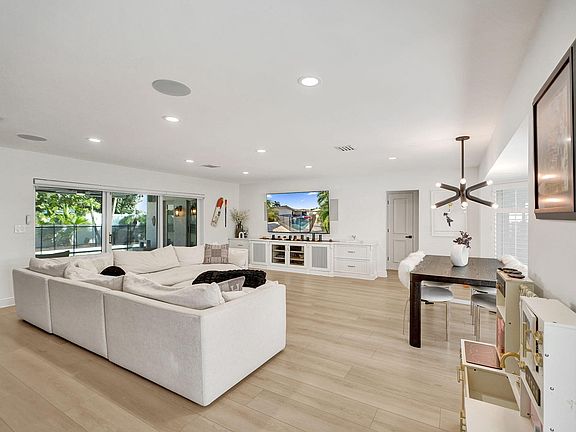 2nd image of 4200 NE 22ND Terrace