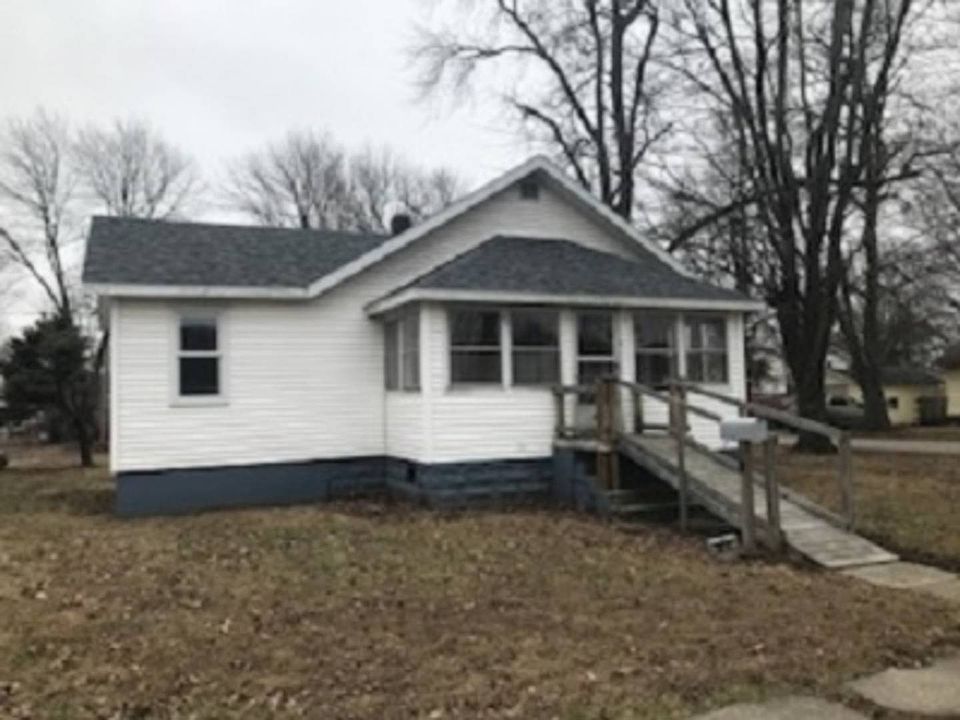 1st image of 301 E Saint Petersburg St