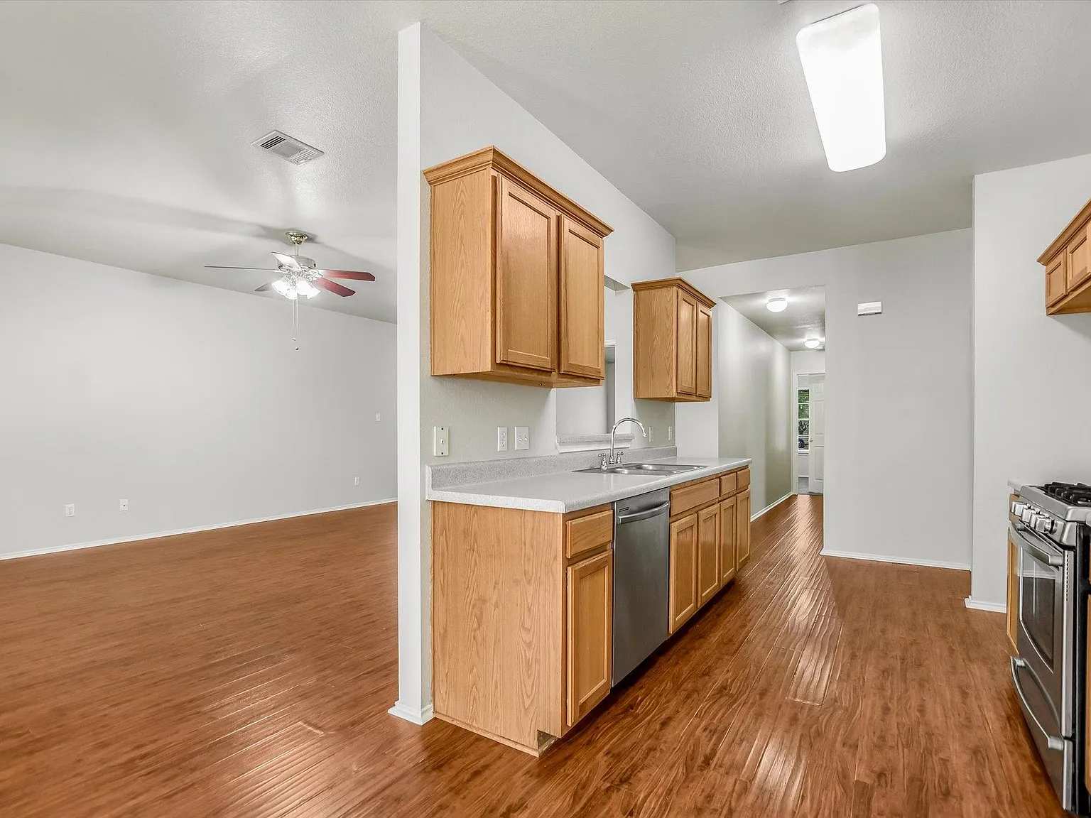 3 bed, 2.0 bath, 1695 sqft, $1,950 — Photo 3