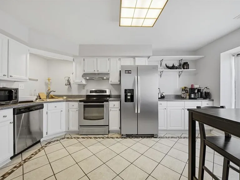 719 Waters Dr — Photo 6