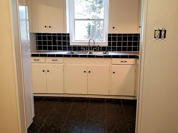 4th image of 2903 Carroll Ave