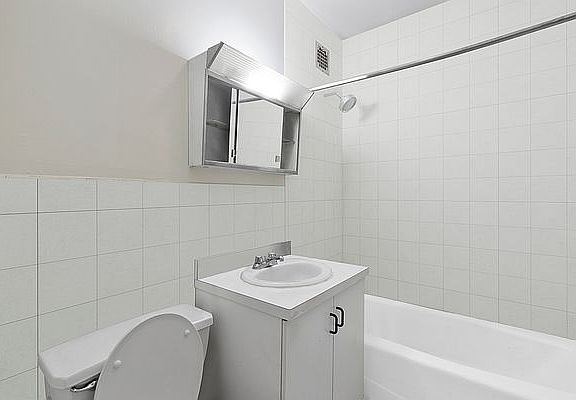 4th image of 114 E 28th St APT 4C