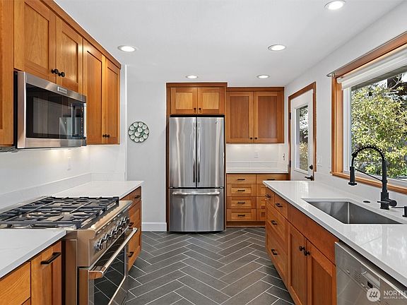 4th image of 18012 1st Avenue NW