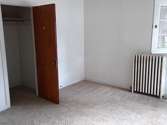 5th image of 205 Carlton Ter
