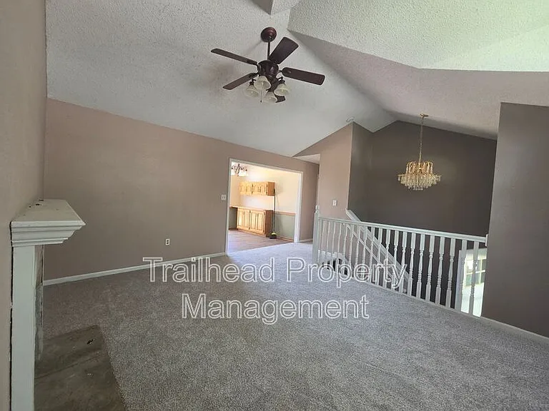 607 SE Steeple Ln — Photo 3