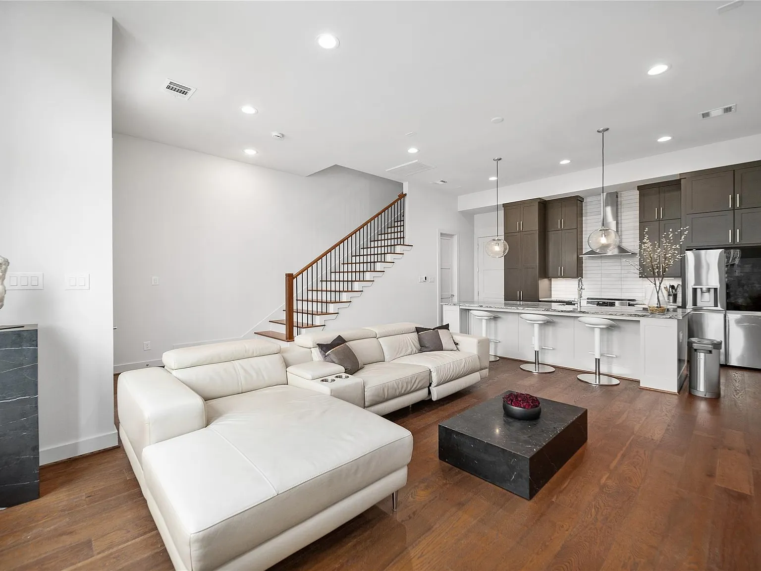 3 bed, 2.5 bath, 1542 sqft, $3,000 — Photo 3