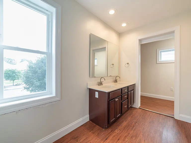 570 W Louther St — Photo 11