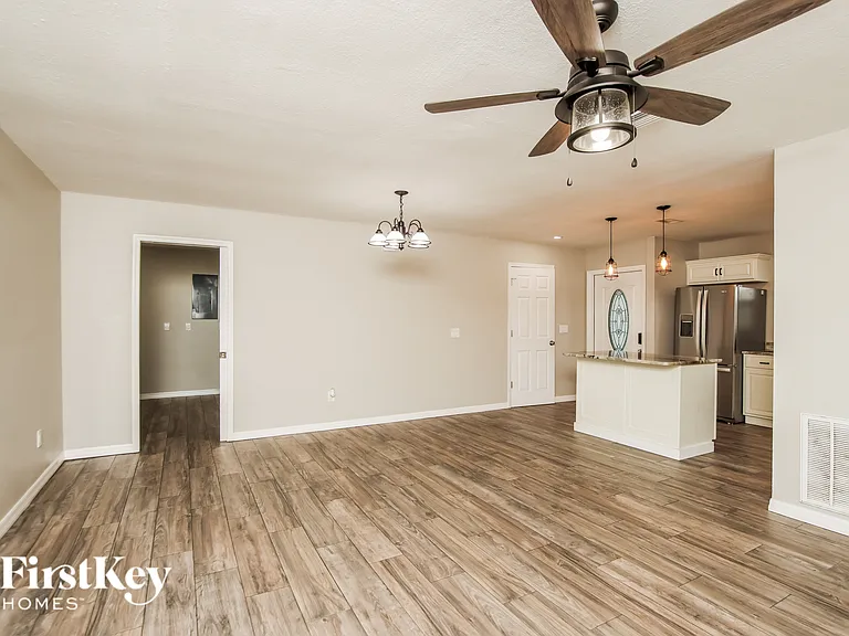 1327 Valencia St SE — Photo 3