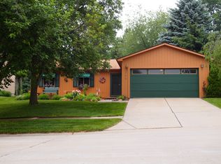345 Woodlake Dr, Brighton, MI 48116