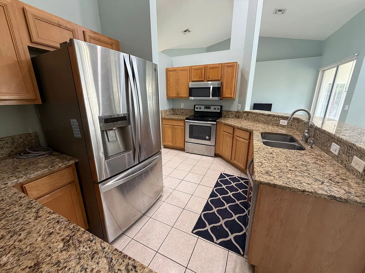 Beautiful spacious home in desireable Harbor Hills! — Photo 2
