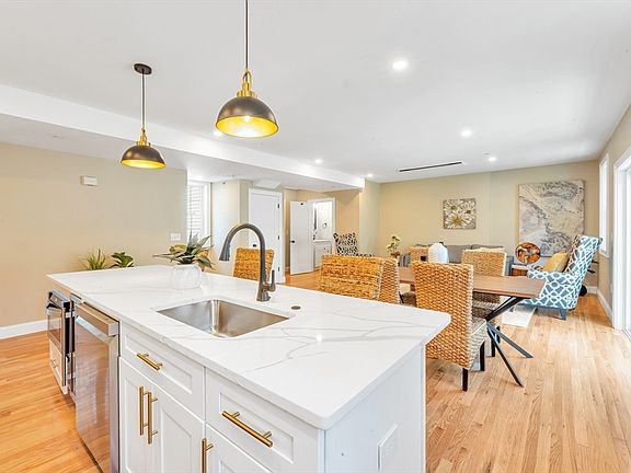 4th image of 112 Armandine St #3