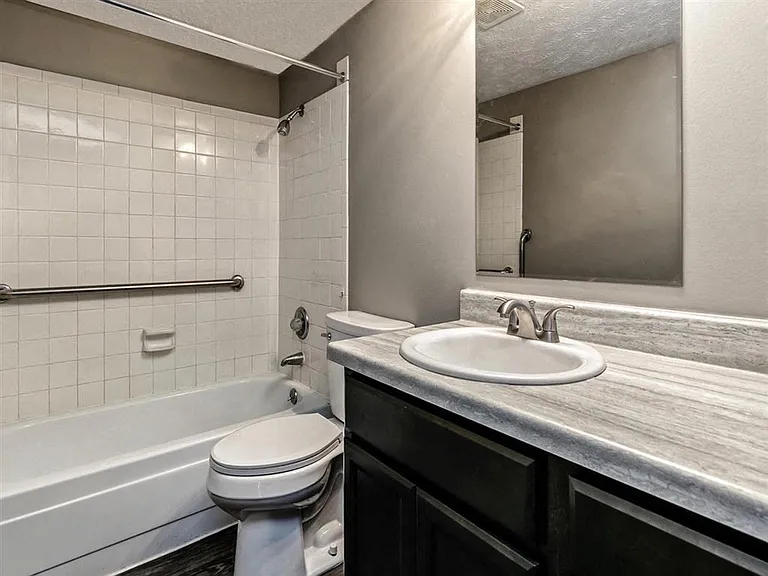 Edgewater Court Apartments — Photo 24