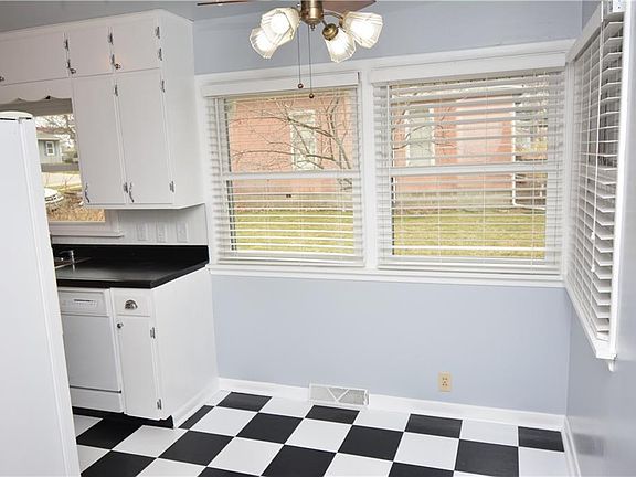 4th image of 109 E Girard Ave