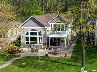 5256 Edgelake Dr, Pinckney, MI 48169