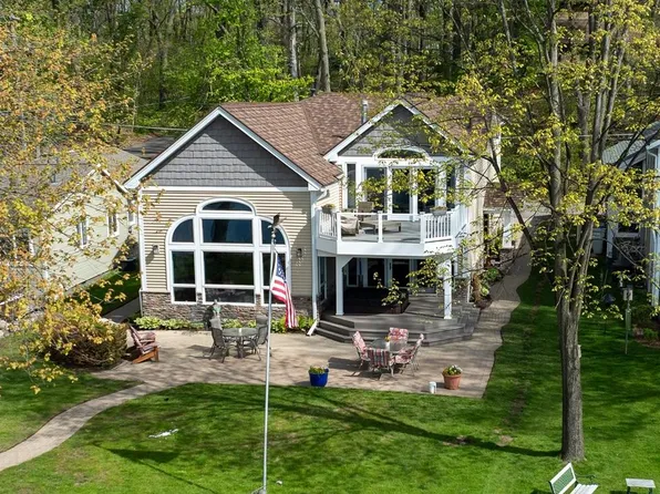 5256 Edgelake Dr, Pinckney, MI 48169